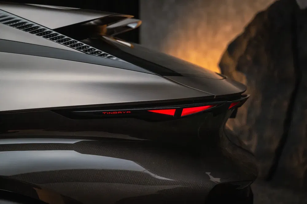 Vue arrière d'une voiture de sport Italdesign, avec des feux LED rouges élégants.