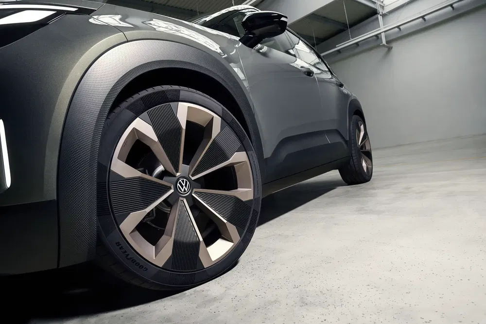 Nabijbeeld van het voorwiel van een Volkswagen SUV in een moderne garage.