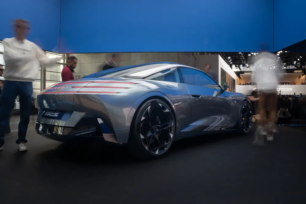 Concept car Peugeot Inception, design futuriste avec lignes aérodynamiques présentées en salon automobile.