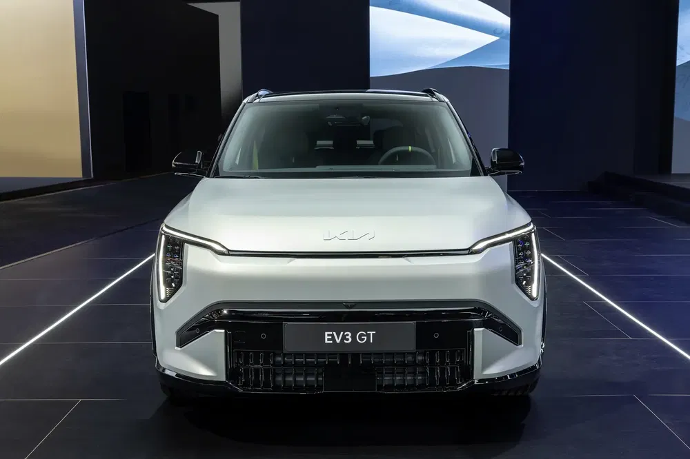 {"fr":"Kia EV3 GT sur scène, design moderne avec phares distinctifs avant.","nl":"Kia EV3 GT op podium, modern ontwerp met opvallende koplampen aan de voorkant."}