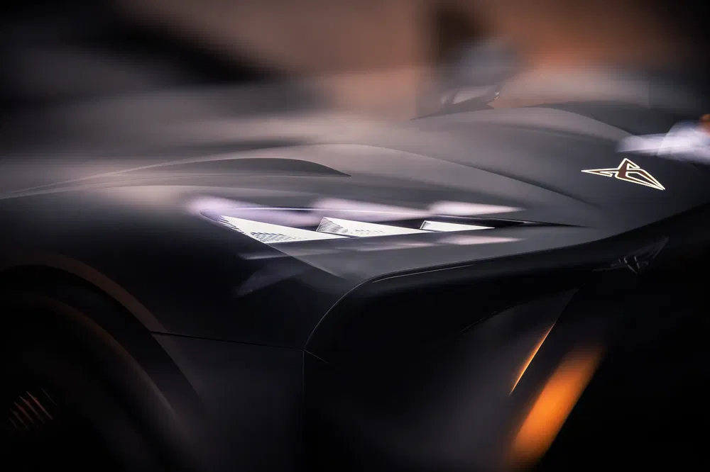 Gros plan sport de la Cupra DarkRebel, feux avant distinctifs et logo Cupra.