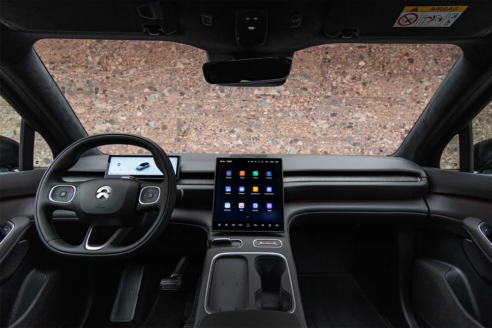 NIO auto-interieur met digitaal dashboard en modern stuurwiel.