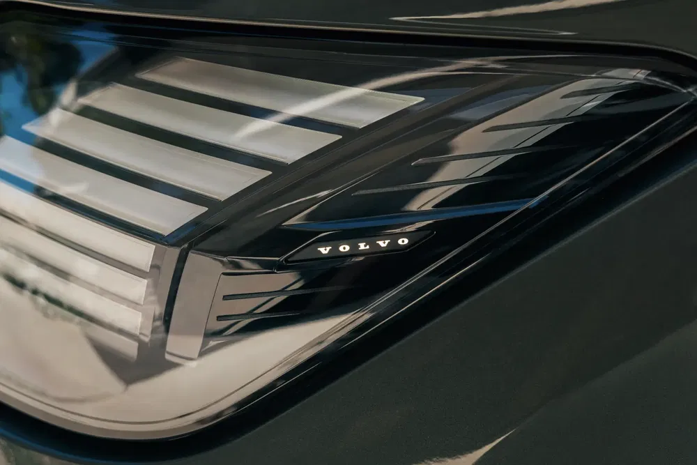 Close-up van moderne Volvo-achterlichtontwerp met kenmerkende stijldetails.
