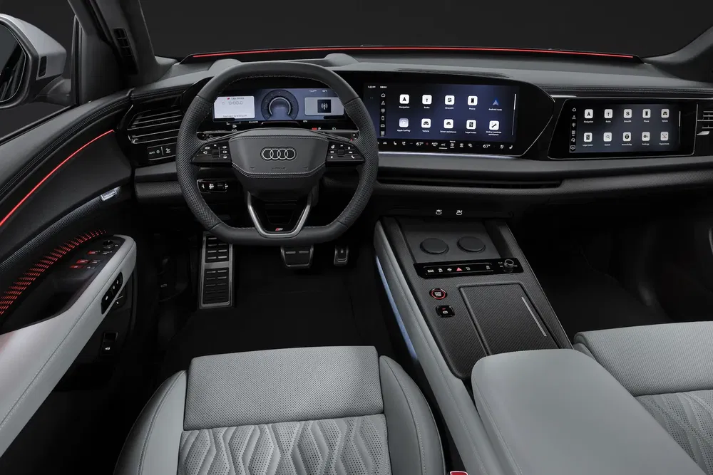 {"fr":"Intérieur moderne de l'Audi Q6 e-tron avec écran tactile intégré, volant emblématique.","nl":"Moderne interieur van de Audi Q6 e-tron met geïntegreerd touchscreen, iconisch stuurwiel."}