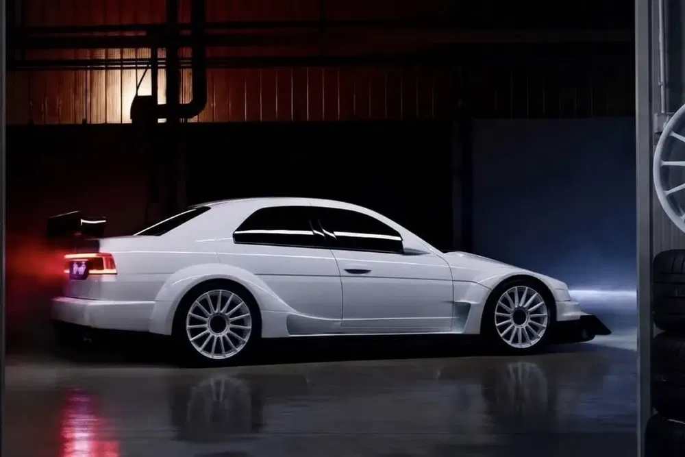 Voiture de sport blanche avec aileron dans un garage moderne sombre, fumée rouge émise.