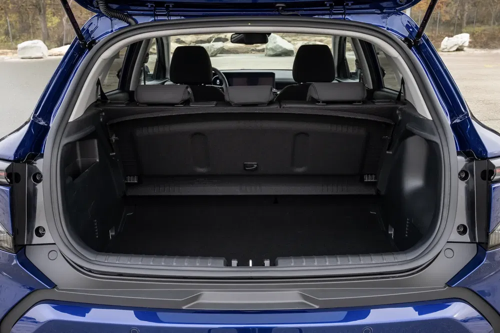 Ruime kofferbak van een blauwe Subaru Crosstrek met neergeklapte achterstoelen.