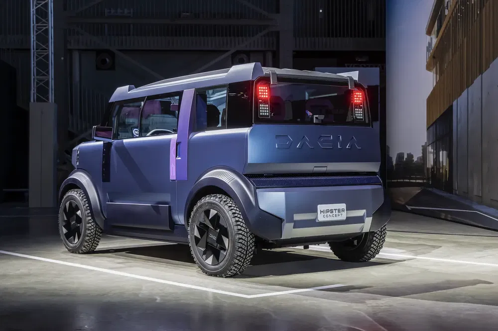 Concept car Dacia Hipster avec design futuriste dans un showroom moderne, vu de l'arrière.