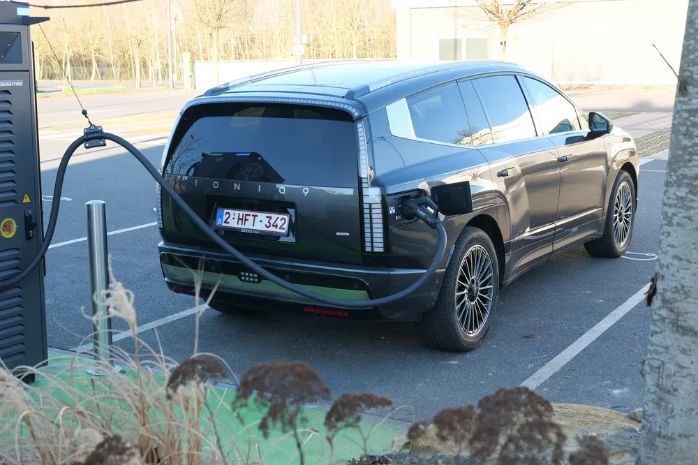 Hyundai Ioniq 7 en charge à une station, SUV électrique moderne sur un parking.