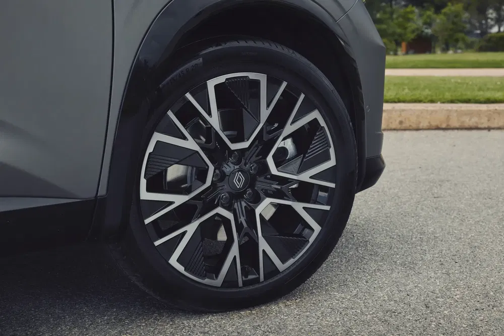 Jante moderne et élégante avec motif noir et argent sur un SUV.