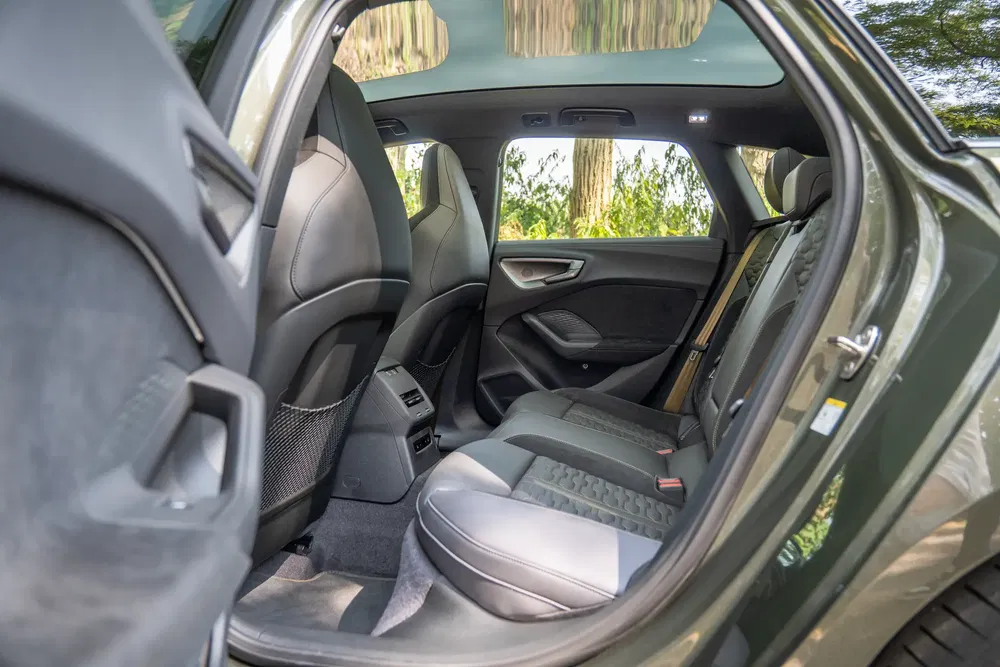 Ruim interieur van de Audi Q5 met lederen achterstoelen en panoramisch dak.