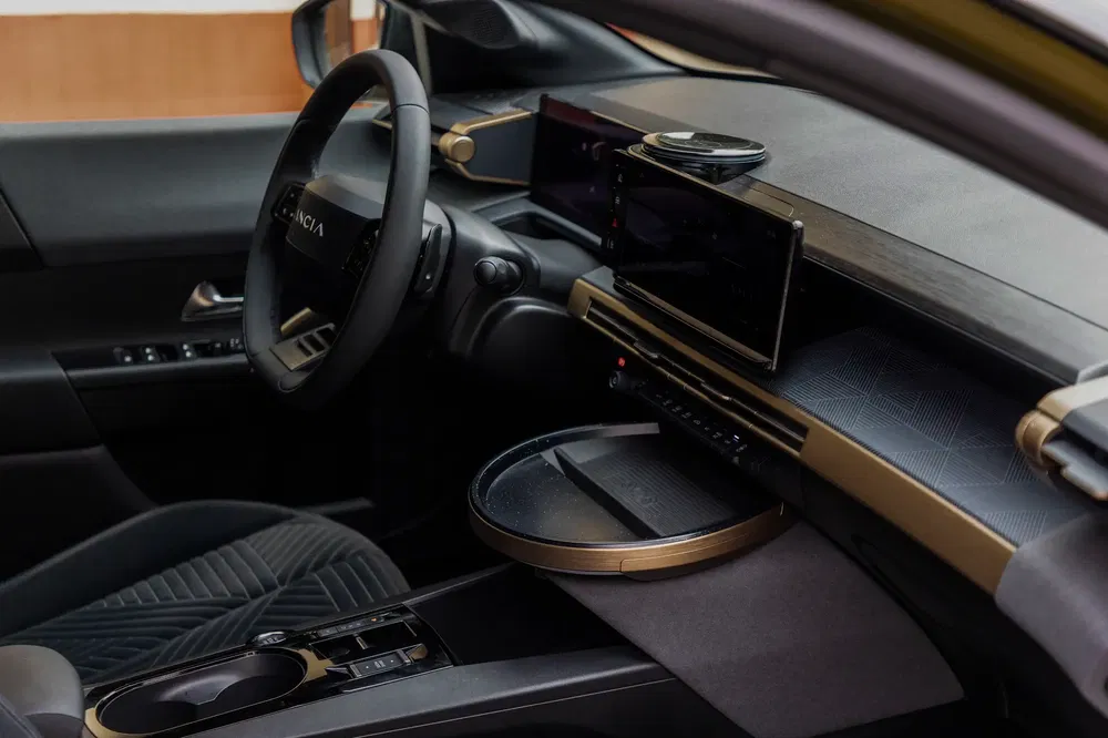 Intérieur moderne de la nouvelle Dacia avec volant ergonomique et tableau de bord numérique.