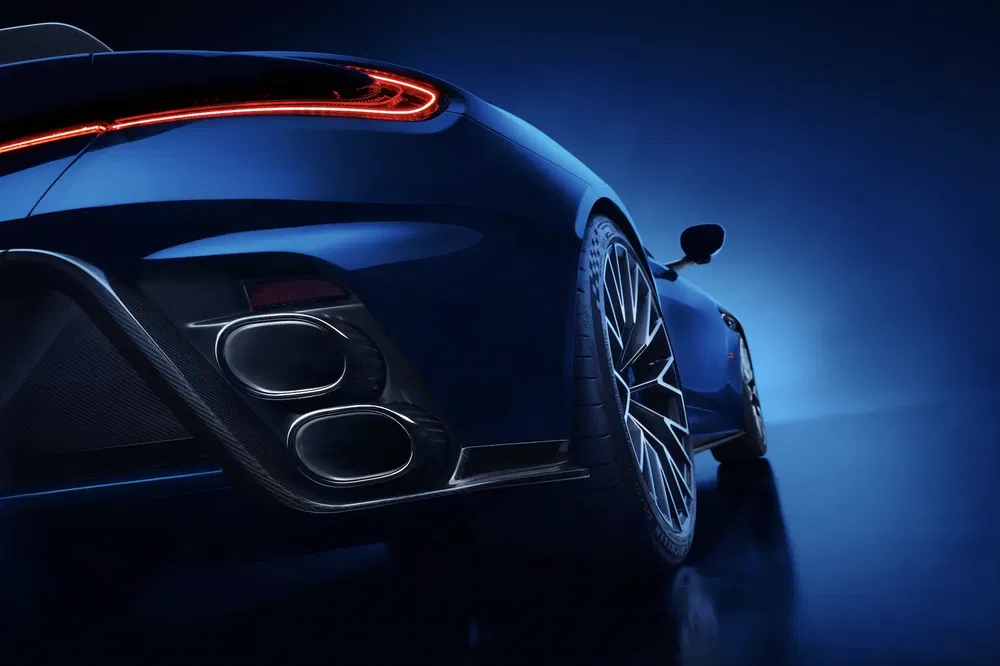Vue arrière d'une Porsche 911 bleue avec feux arrière LED et échappement double.