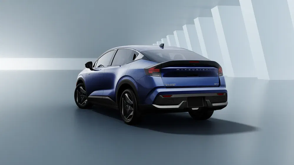 Vue arrière de la Mitsubishi Eclipse Cross 2024, SUV bleu moderne en intérieur futuriste.