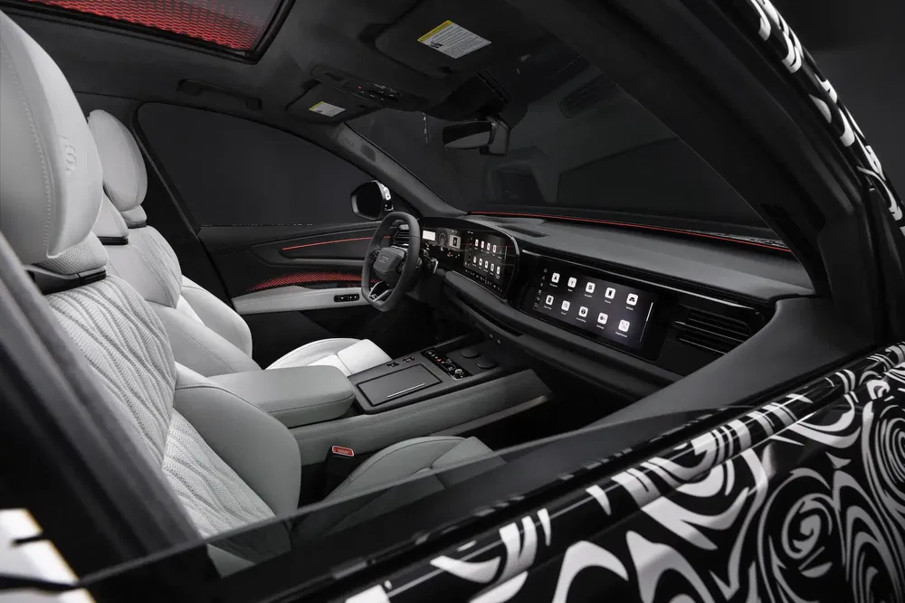 {"fr":"Intérieur futuriste de la voiture avec tableau de bord numérique et sièges en cuir blancs.","nl":"Futuristisch auto-interieur met digitaal dashboard en witte lederen zetels."}
