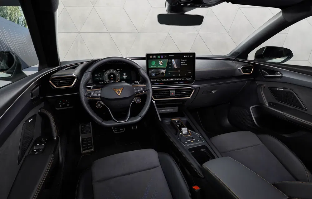 Moderne interieur van de Cupra Leon met digitaal dashboard en centraal aanraakscherm.