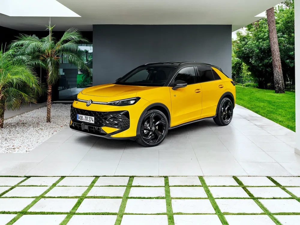 Nieuwe felgele Volkswagen elektrische SUV stijlvol geparkeerd op een moderne oprit.
