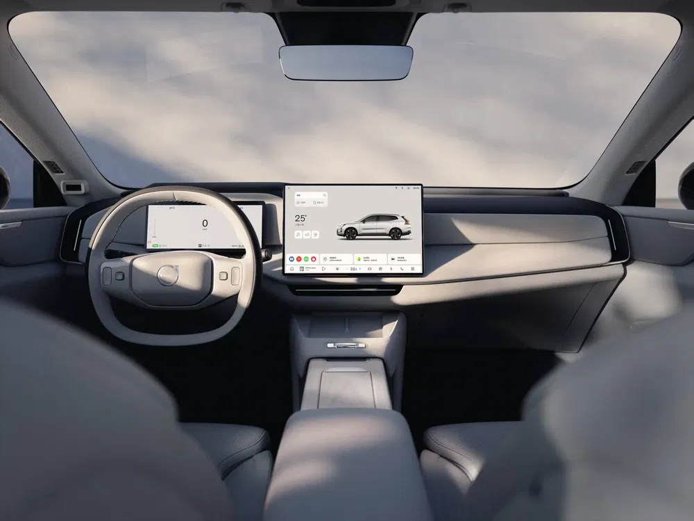 Intérieur moderne du SUV Volvo EX90 avec écran tactile avancé et volant ergonomique.