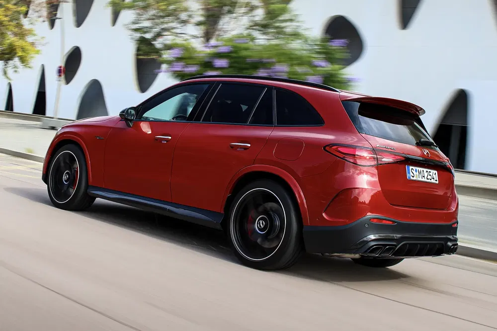 {"fr":"SUV Mercedes rouge moderne roulant sur route, design élégant et performant.","nl":"Moderne rode Mercedes SUV rijdt op de weg, elegant en krachtig ontwerp."}