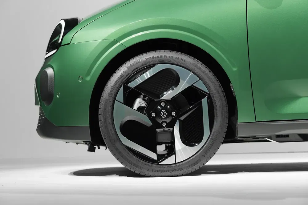 Jante avant de Renault R5 électrique verte avec pneus moderne en gros plan.