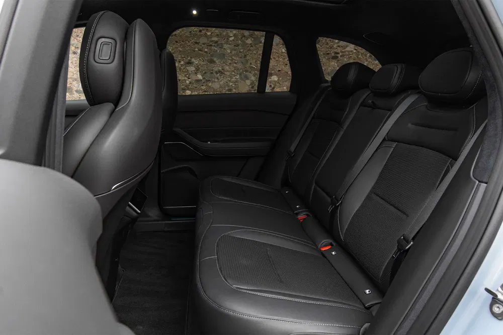 Autointerieur met zwarte lederen achterstoelen, ruime achterbank en moderne comfortvoorzieningen.