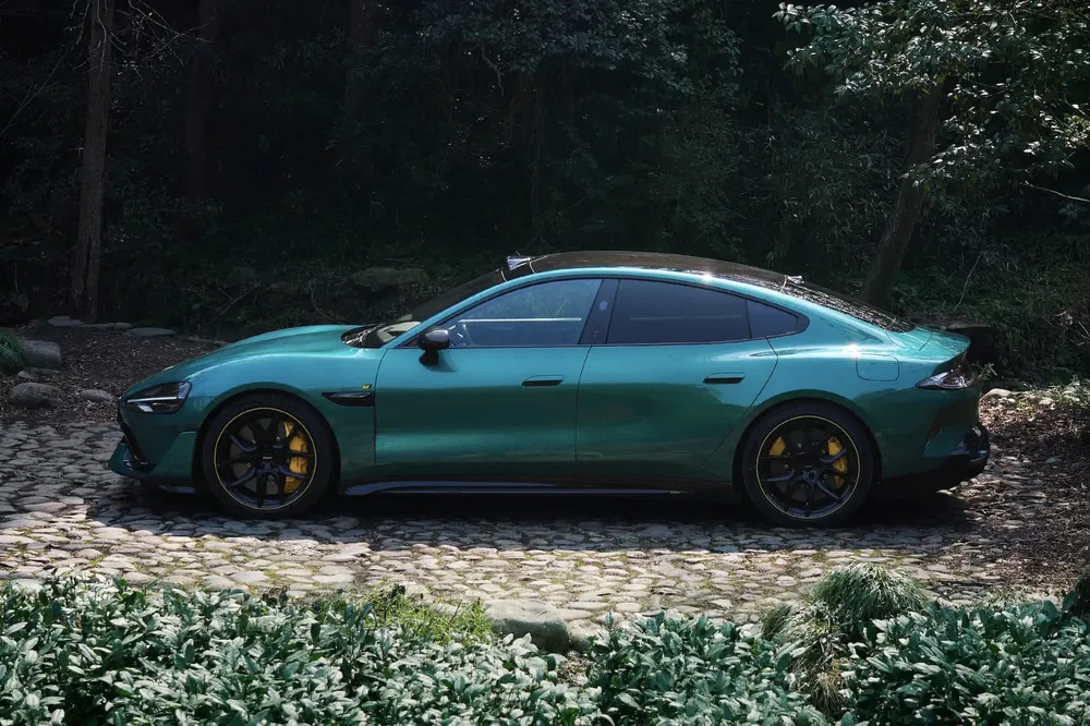 {"fr":"Voiture électrique Zeekr 001 verte sur chemin de pierre, entourée de verdure dense.","nl":"Groene Zeekr 001 elektrische auto op een stenen pad, omringd door dichte begroeiing."}