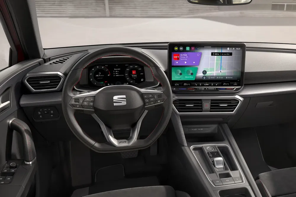 Intérieur moderne de la Seat Leon avec tableau de bord numérique et écran tactile central.