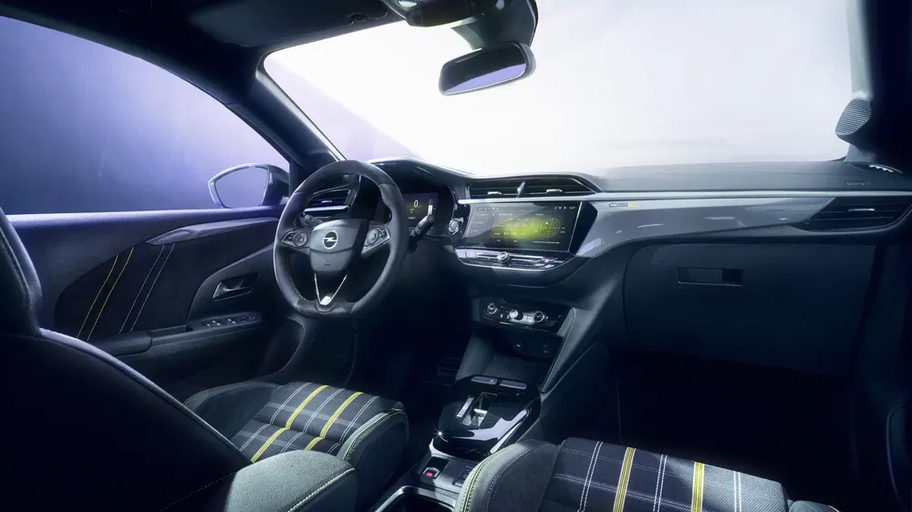 Intérieur moderne et élégant de l'Opel Corsa avec tableau de bord numérique avancé.