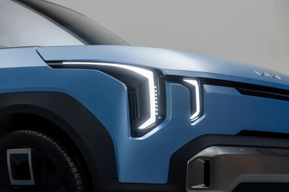 Détail des phares avant LED modernes de la Kia, finition bleu clair élégante.