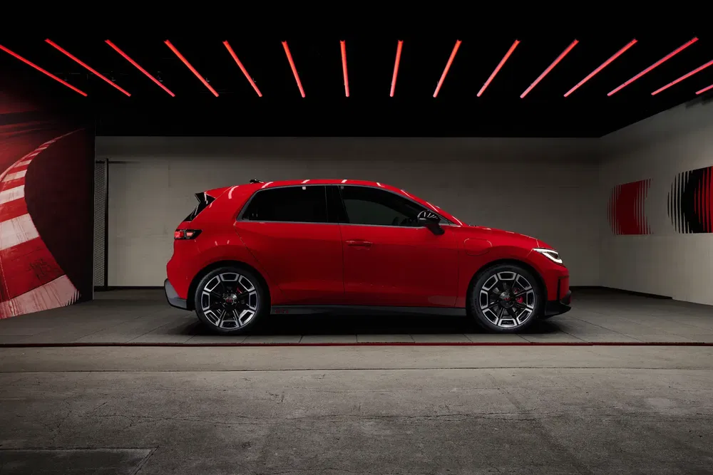 {"fr":"Volkswagen Golf GTI rouge dans un garage moderne avec éclairage LED rouge.","nl":"Rode Volkswagen Golf GTI in een moderne garage met rode LED-verlichting."}
