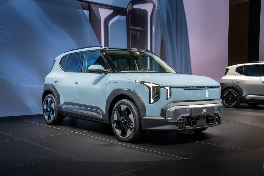 {"fr":"SUV Kia EV2 électrique bleu clair exposé sur un salon automobile moderne.","nl":"Lichtblauwe Kia EV2 SUV op een moderne autobeurstentoonstelling."}