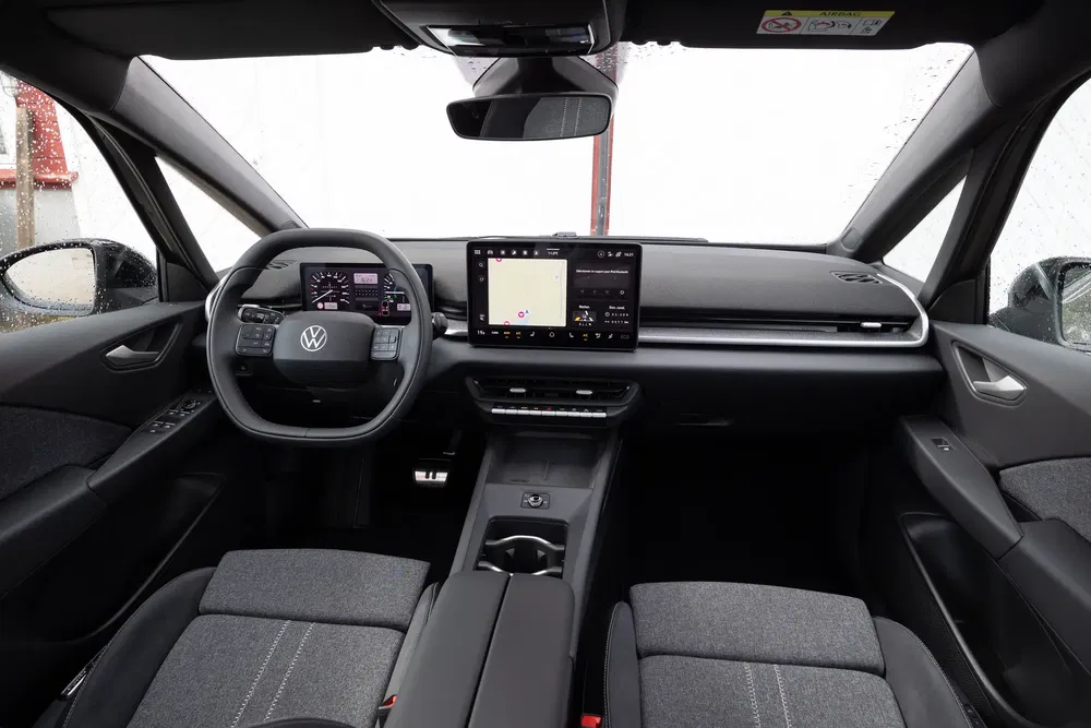 Moderne interieur van Volkswagen met digitaal dashboard en centrale touchscreen.