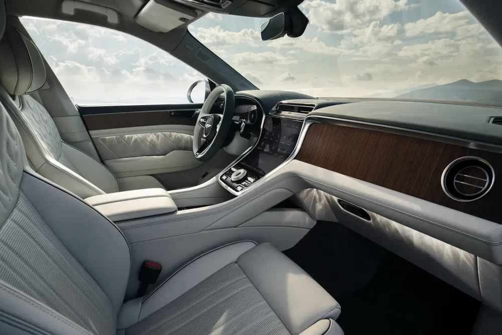 Intérieur luxueux de SUV avec matériaux en cuir blanc et détails en bois de luxe.