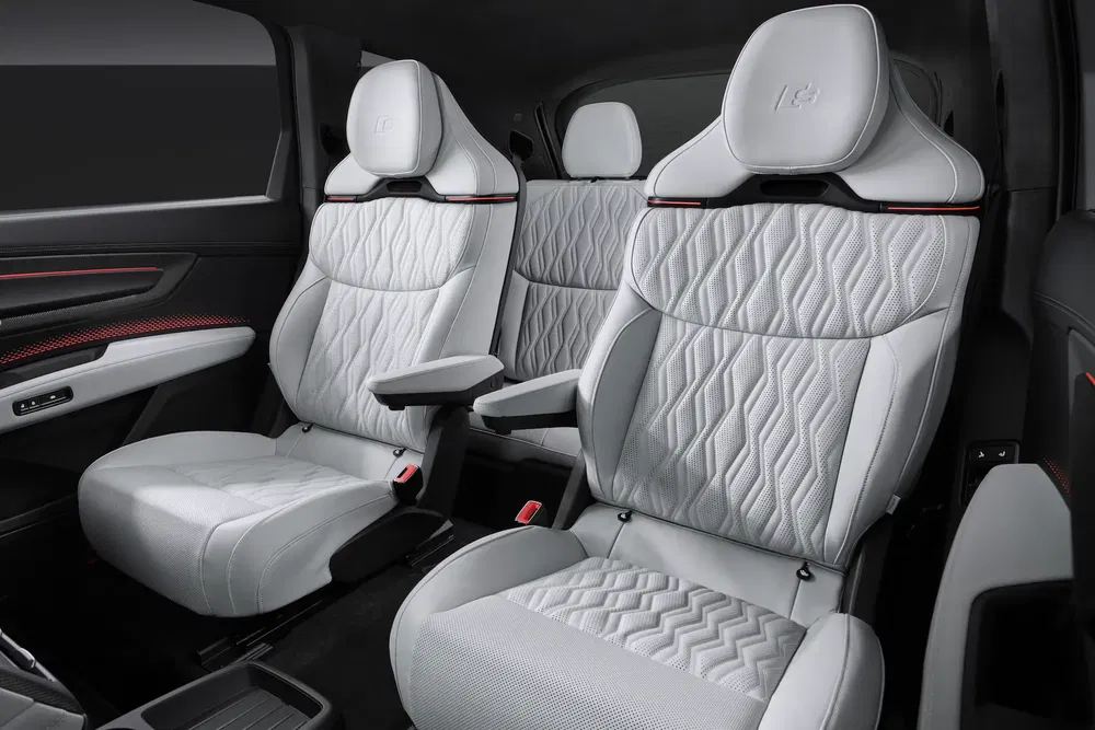 Intérieur Audi avec sièges en cuir blanc et détails rouges de haute qualité.