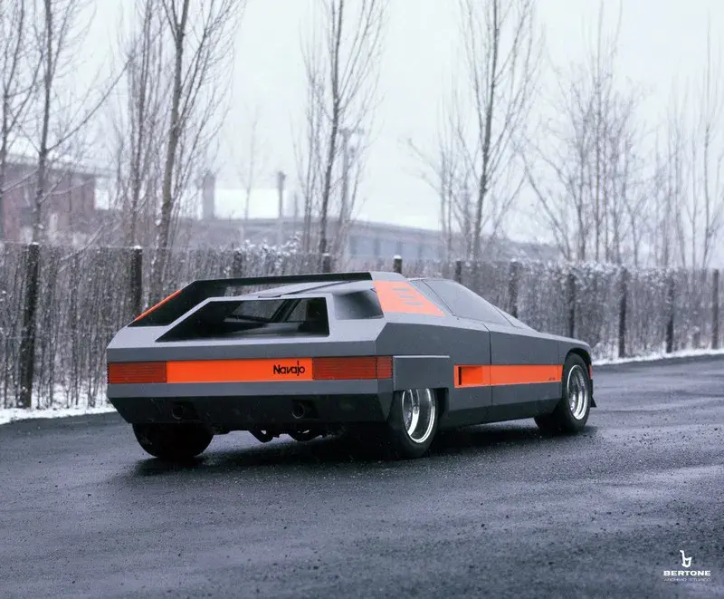 Bertone Navajo conceptauto, retro hoekig ontwerp, besneeuwde weg met bomen.