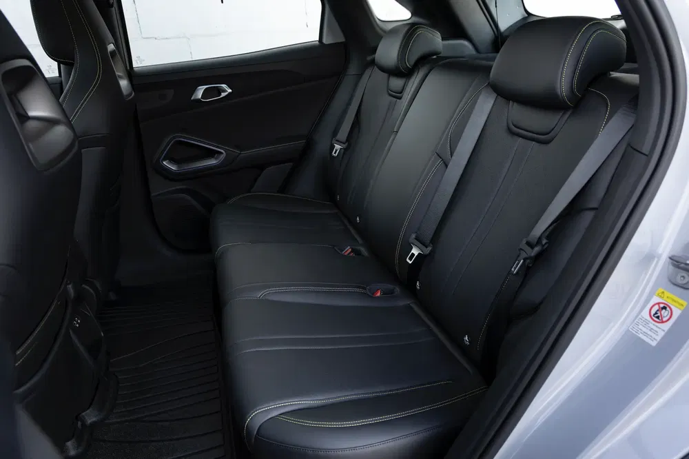 Sièges arrière en cuir noir d'un SUV moderne avec ceintures de sécurité.