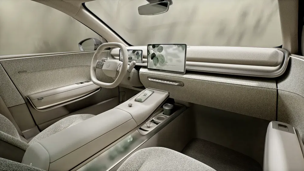 Moderne, minimalistisch interieur van de Hyundai Ioniq 6 met centraal digitaal scherm.