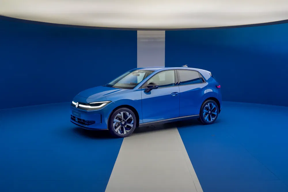 Volkswagen ID.2 all électrique bleu sur fond bleu dans un studio moderne.