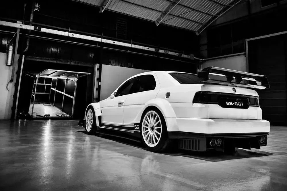 Voiture de sport blanche SS-GT dans un garage moderne, angle arrière impressionnant.