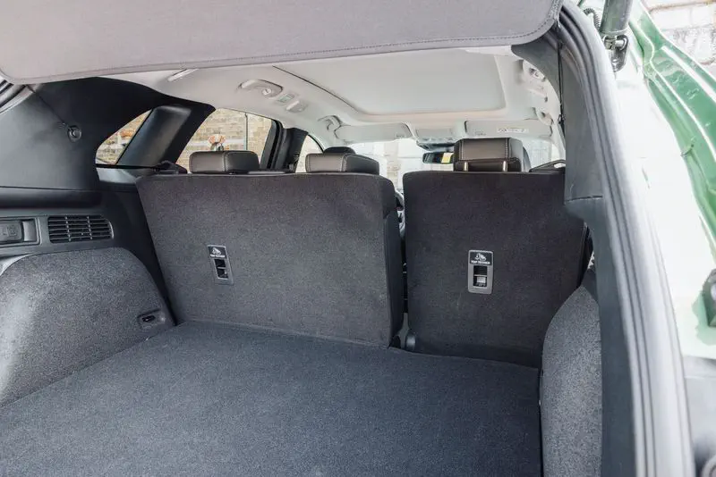 Coffre spacieux d'un SUV moderne avec sièges arrière rabattables pour plus de volume.