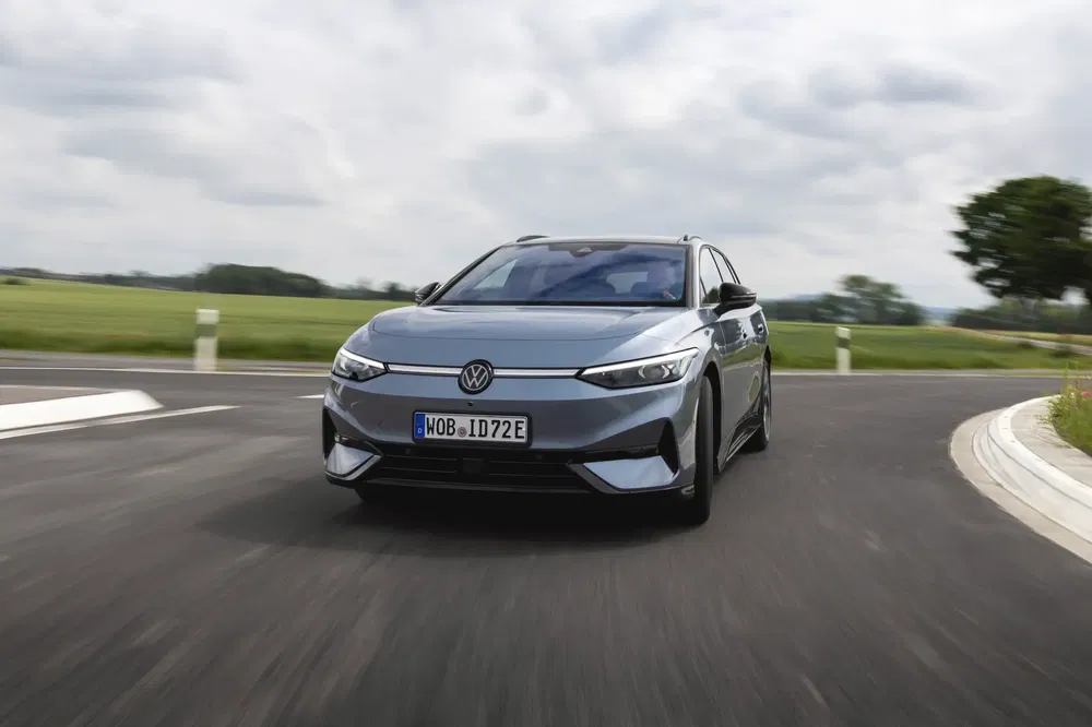 Volkswagen ID.7 roulant sur une route de campagne, caractérisé par un design moderne et élégant.