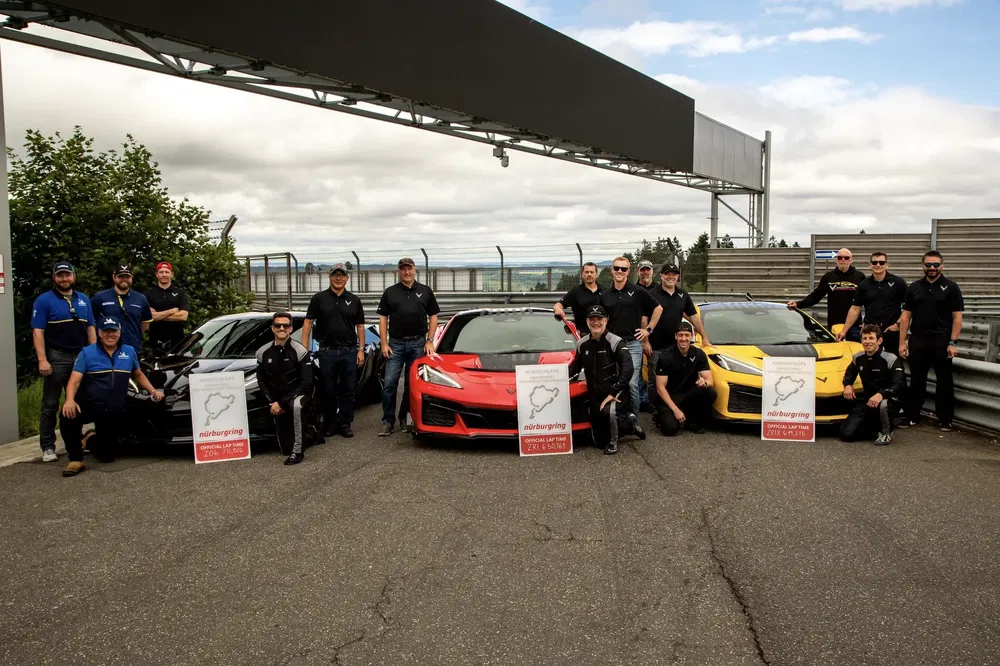 {"fr":"Corvette C8 rouge et jaune au Nürburgring, entourées d'une équipe enthousiaste sur piste.","nl":"Rode en gele Corvette C8 op Nürburgring, omringd door enthousiast team langs de racebaan."}