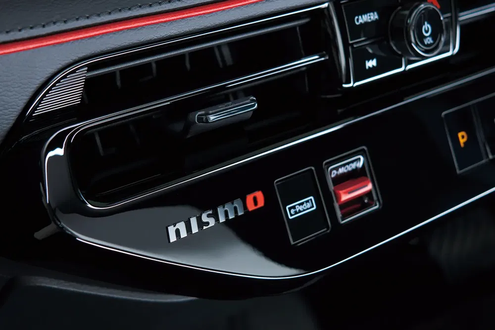 Tableau de bord Nissan Nismo avec commandes e-Pedal et D-Mode distinctives.