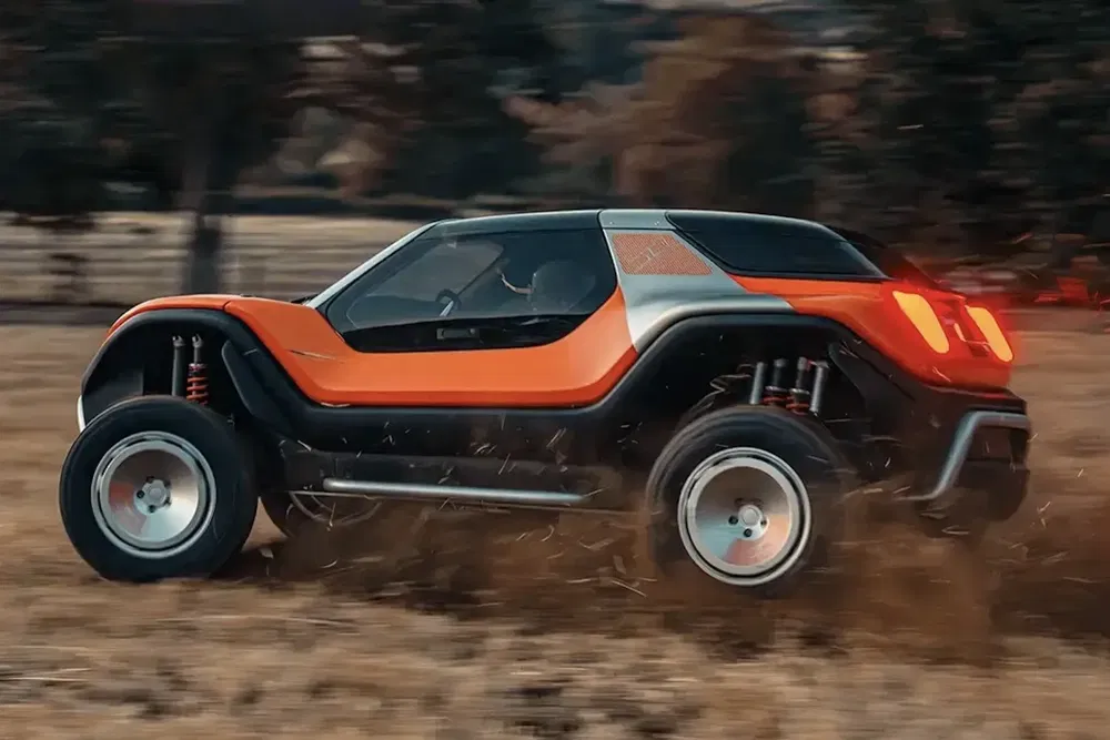 Moderne oranje elektrische offroadwagen op hoge snelheid over modderig terrein.