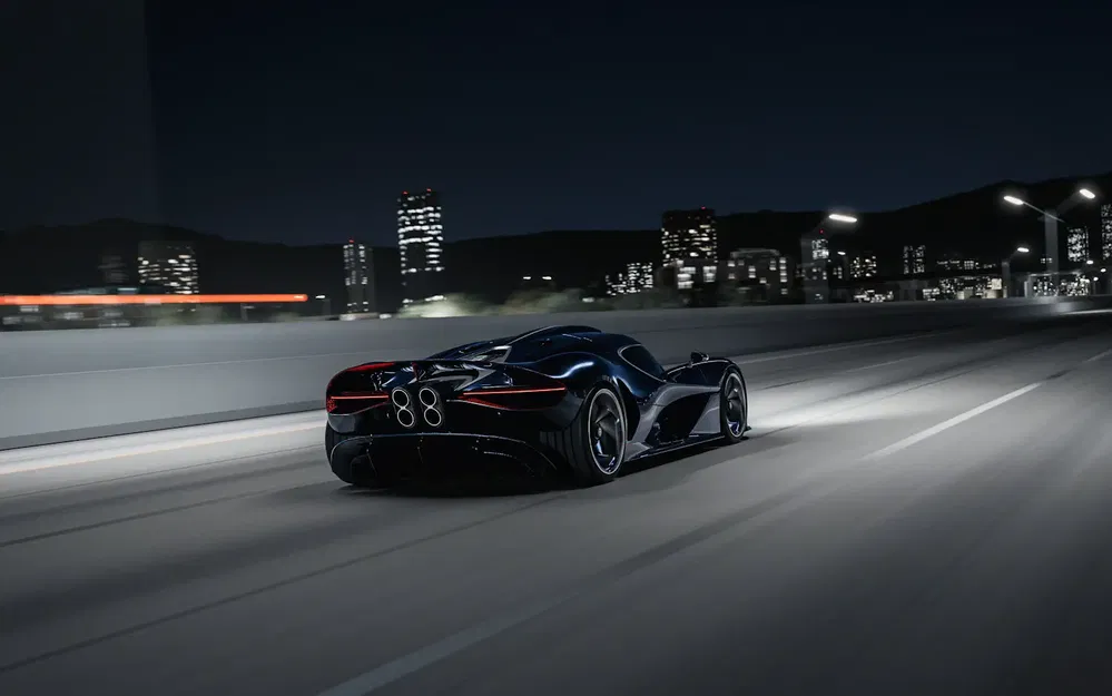 {"fr":"Voiture de sport noire Bugatti roulant rapidement sur une autoroute éclairée la nuit.","nl":"Zwarte sportwagen Bugatti op hoge snelheid op een verlichte snelweg in de nacht."}