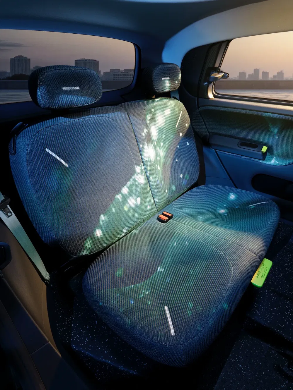 Intérieur de voiture électrique Opel Rocks-e avec sièges arrières lumineux et design futuriste.