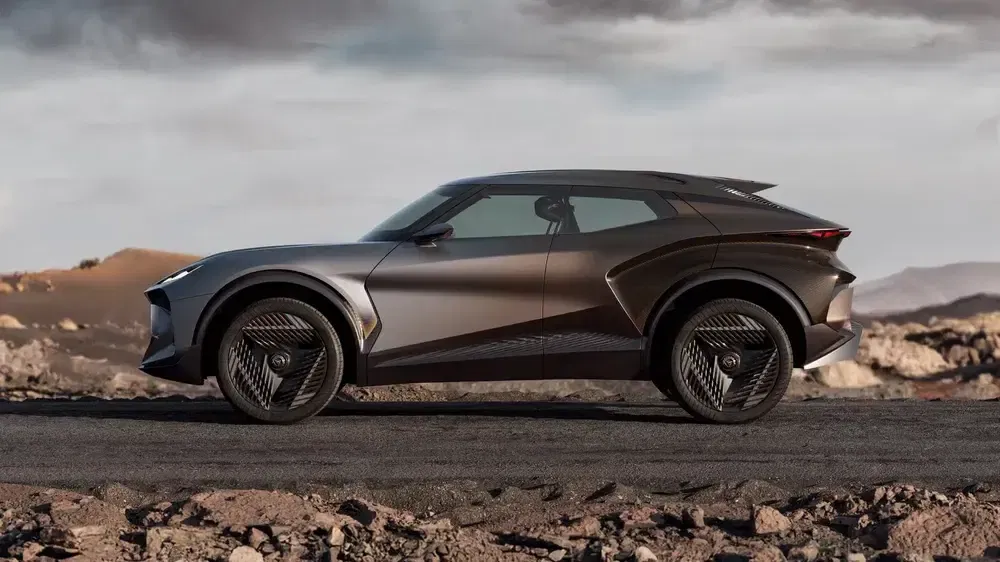 Concept-car SUV futuriste sur route désertique, carrosserie marron métallisée élégante.
