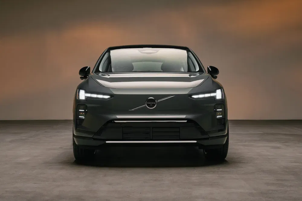 {"fr":"Vue avant de la Volvo EX30 électrique noire, phares LED distinctifs et design moderne.","nl":"Voorzijde van de zwarte elektrische Volvo EX30, met opvallende LED-koplampen en modern ontwerp."}