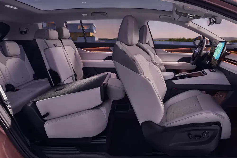 Intérieur spacieux d'un SUV moderne avec sièges inclinables et écran central tactile.