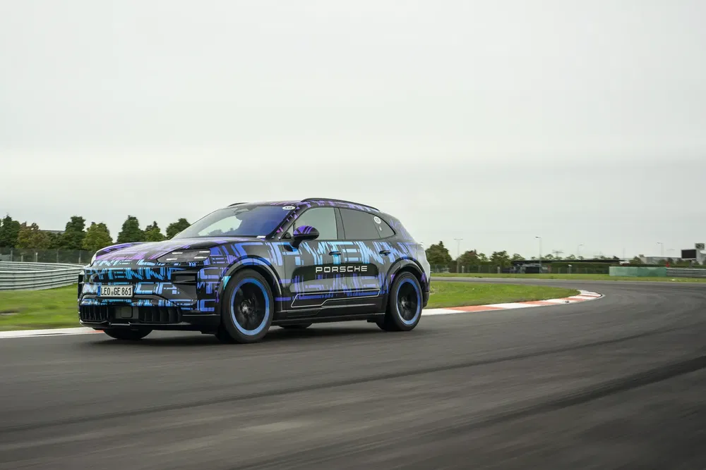 Vermomde elektrische Porsche Cayenne prototype test zijn prestaties op een racecircuit.