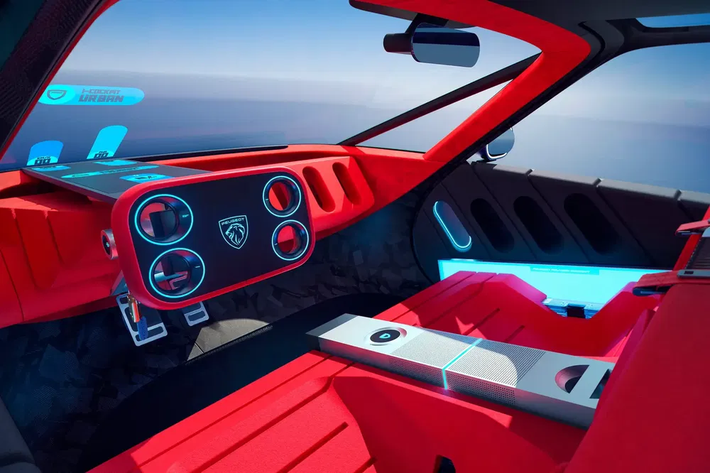 Futuristisch Peugeot-conceptauto-interieur, rood en zwart design, digitaal dashboard.